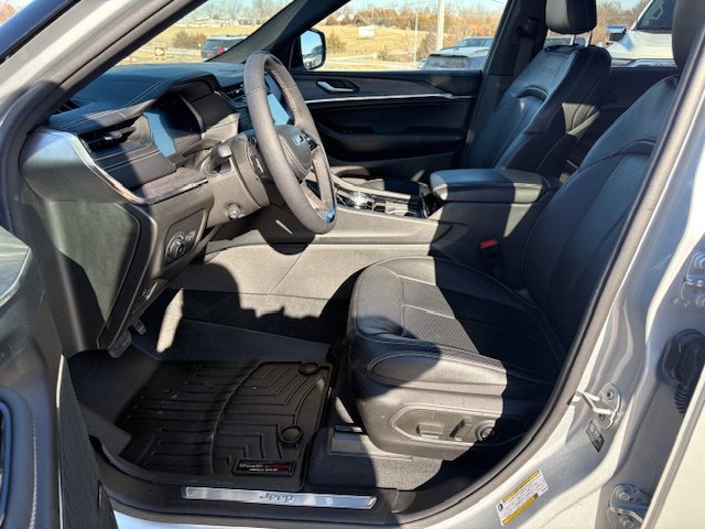 Used 2024 Jeep Grand Cherokee Overland AWD/4WD image 9