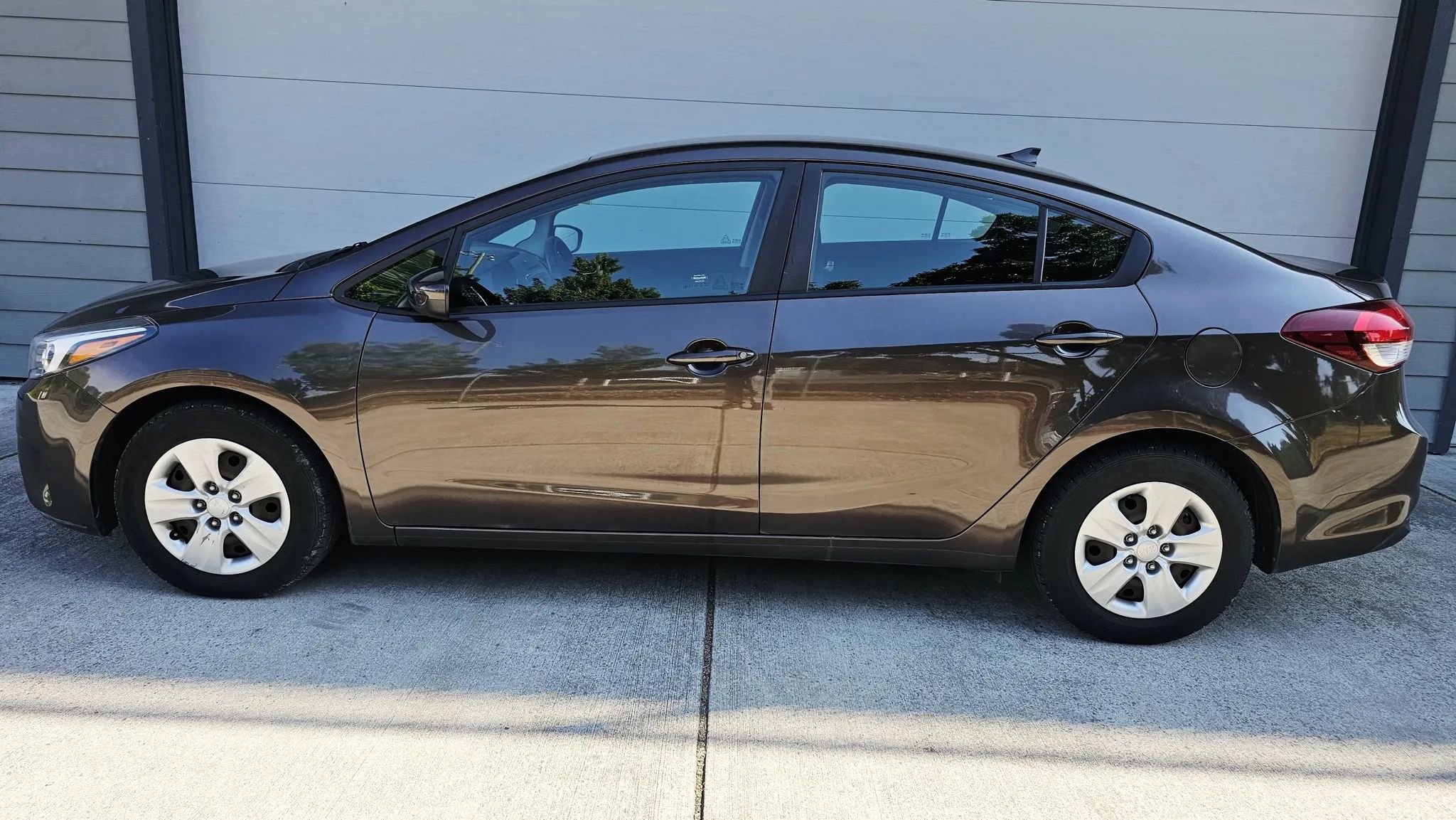 Used 2017 Kia Forte LX image 2