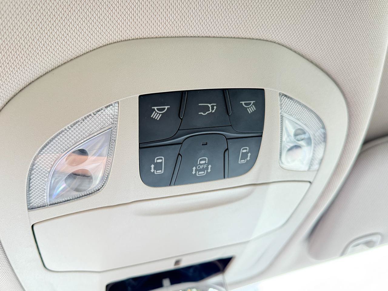 Used 2023 Chrysler Pacifica Touring-L FWD image 27