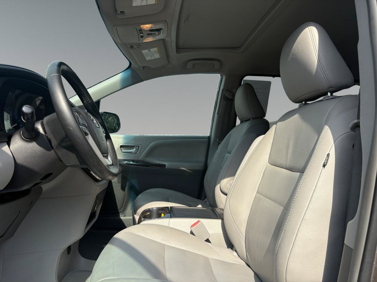 Used 2015 Toyota Sienna XLE w/ XLE Navigation Package FWD image 9