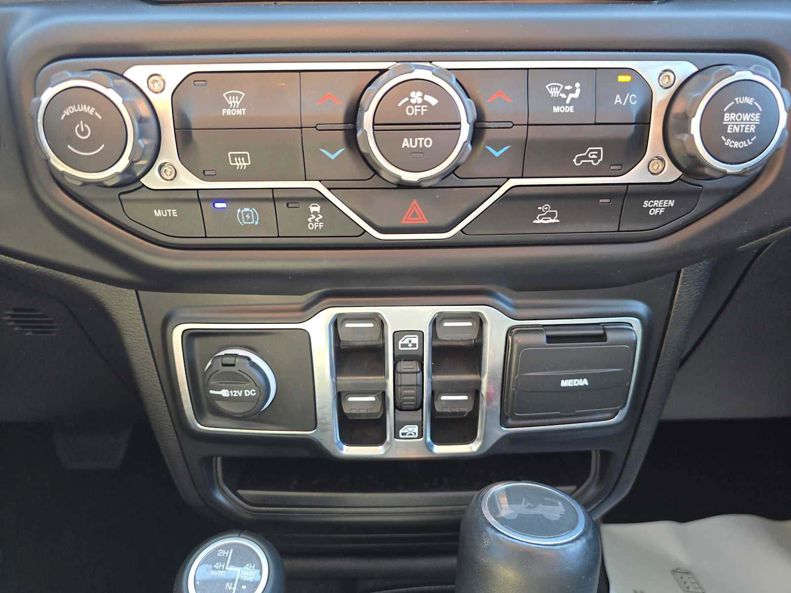 Used 2022 Jeep Wrangler Unlimited Sahara AWD/4WD image 29