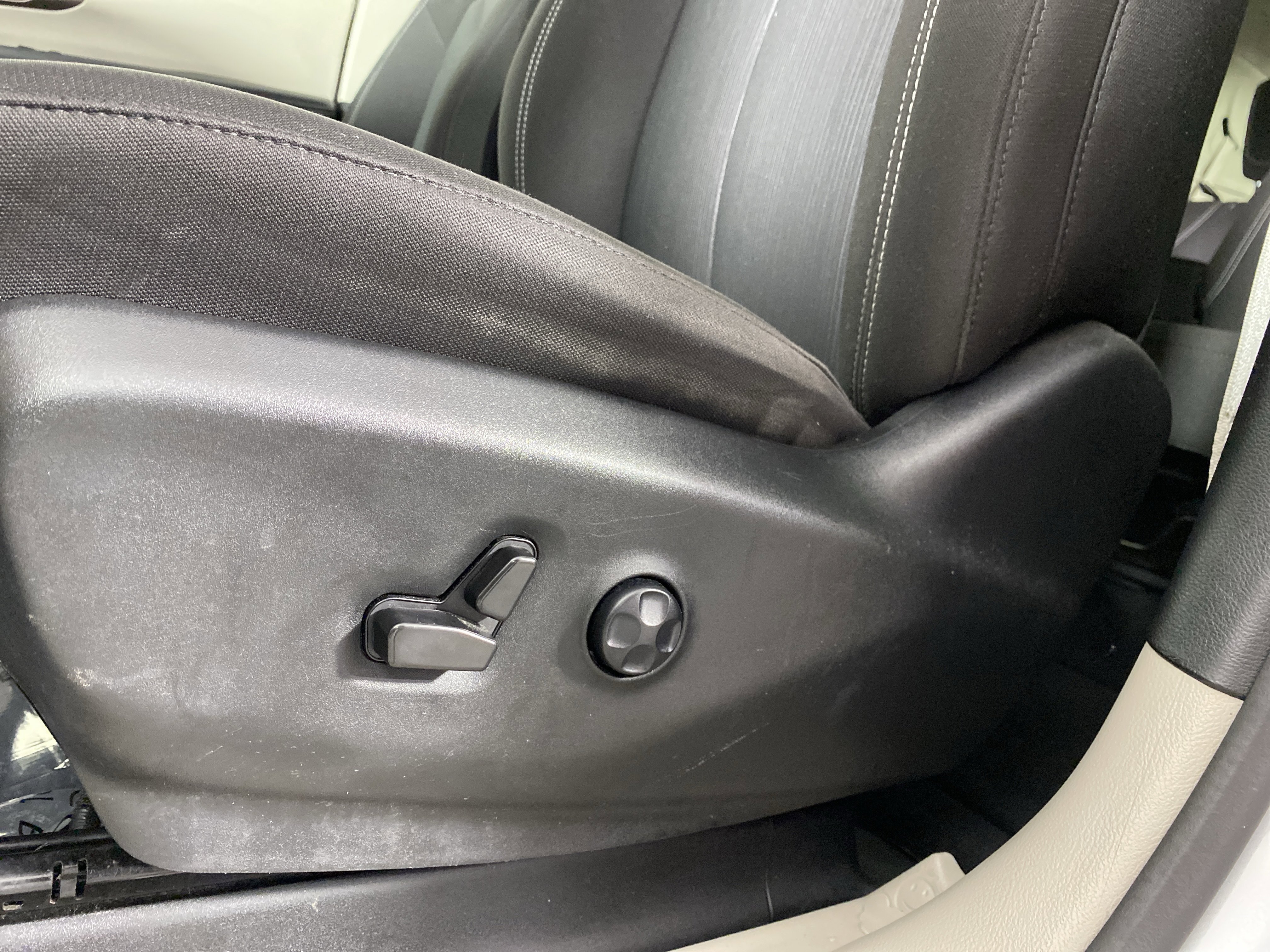 Used 2023 Chrysler Voyager LX image 17