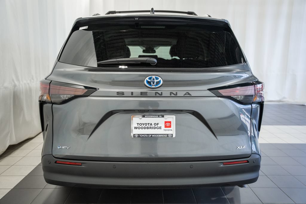 Used 2025 Toyota Sienna XLE FWD image 5