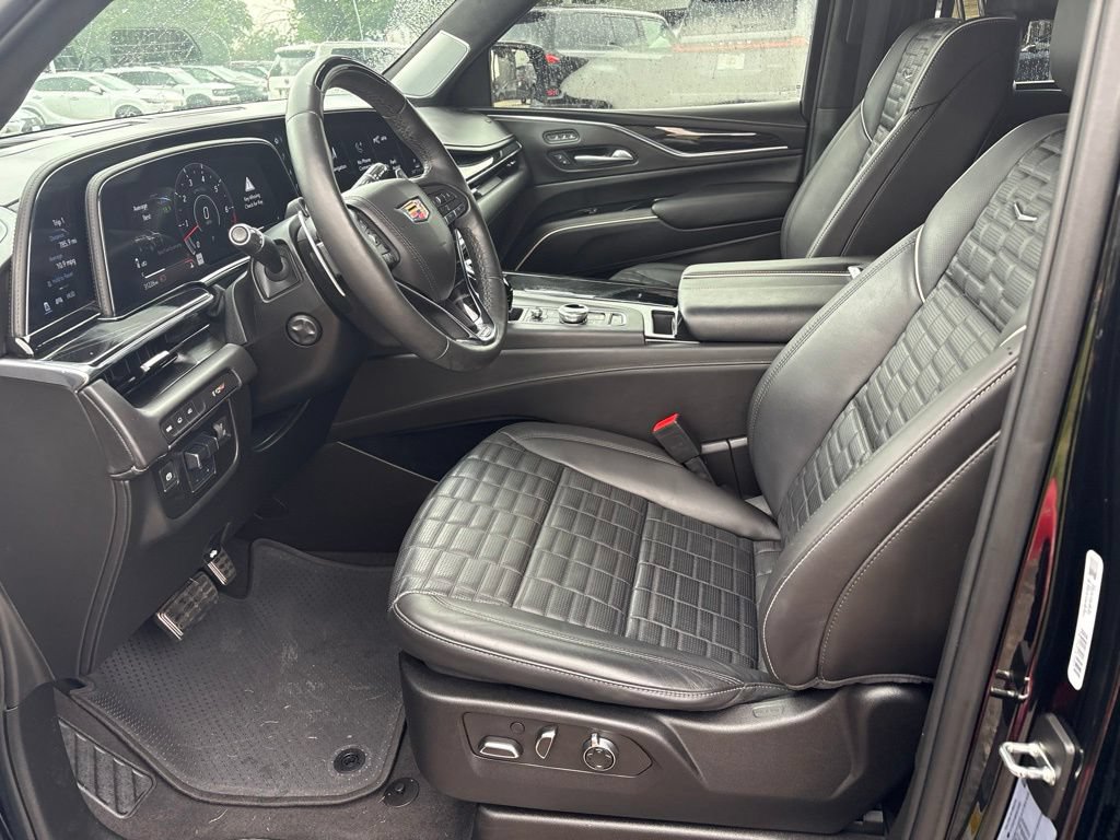 Used 2024 Cadillac Escalade ESV V w/ LPO, ONYX Package AWD/4WD image 19