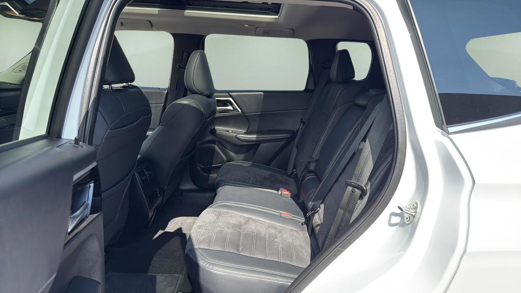 Used 2023 Mitsubishi Outlander SE Black Edition image 15