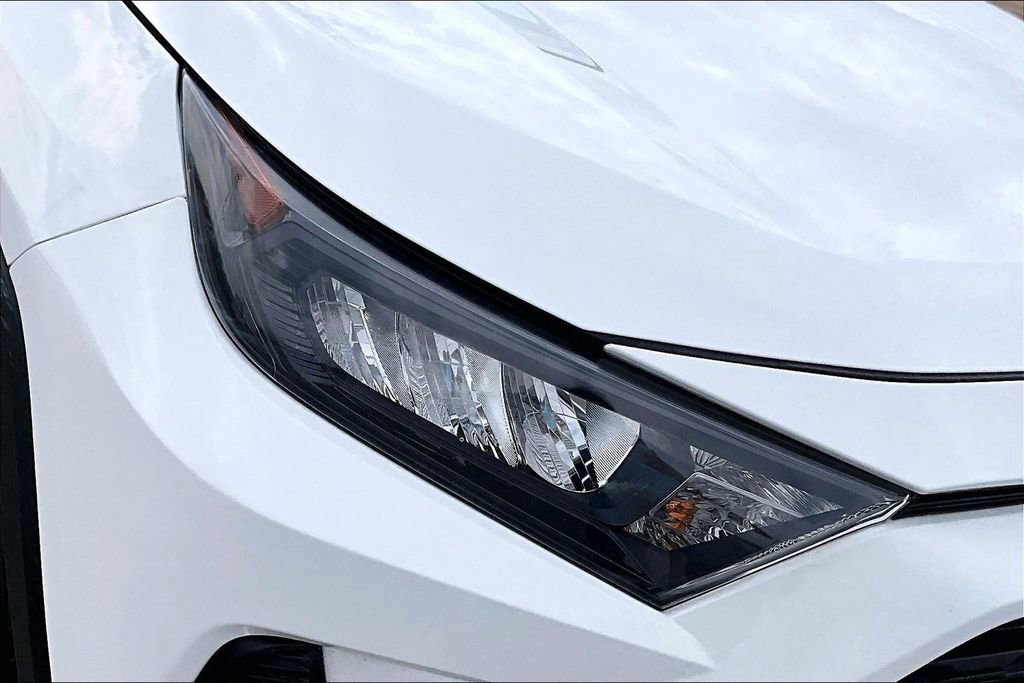 Used 2021 Toyota RAV4 LE image 27