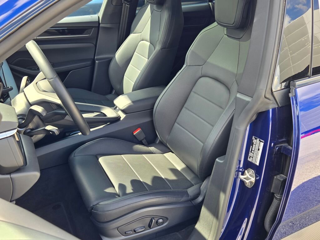 Certified 2025 Porsche Macan Electric image 5