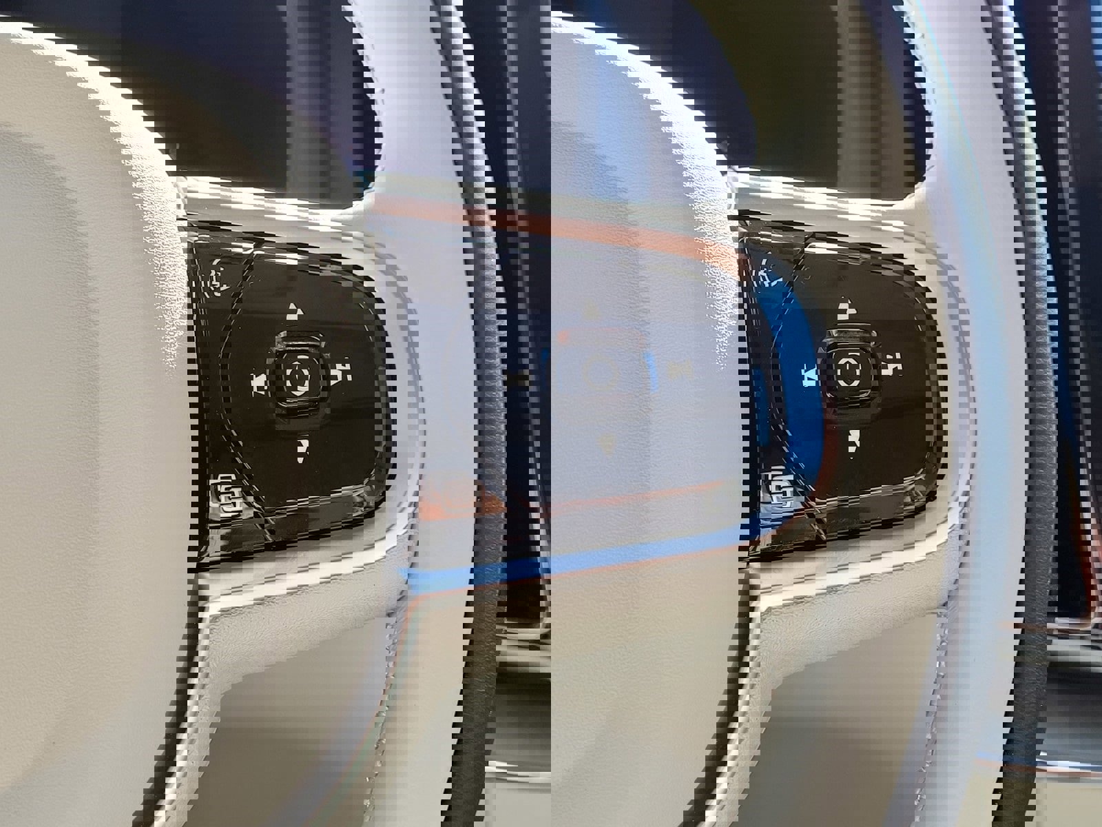 Certified 2024 Volvo XC60 T8 Ultimate w/ Protection Package Premier image 20