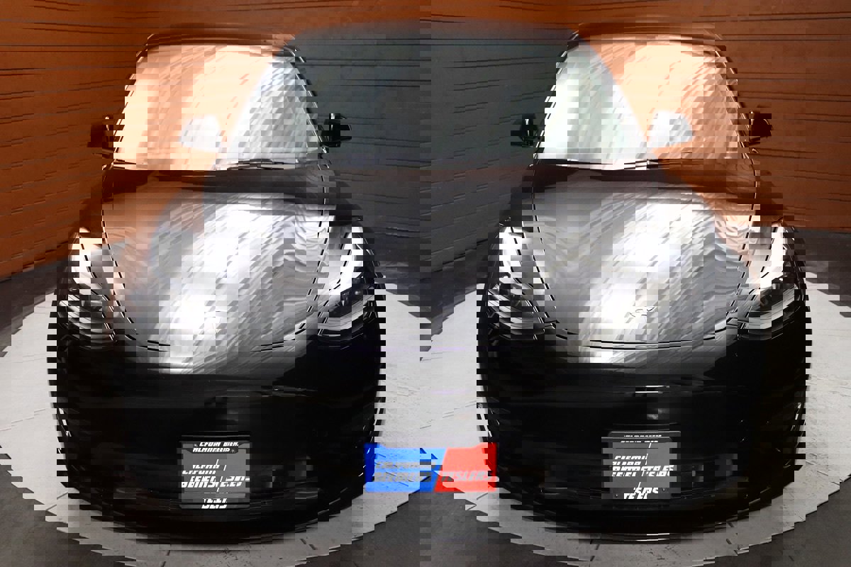 Used 2023 Tesla Model 3 Standard Range image 3