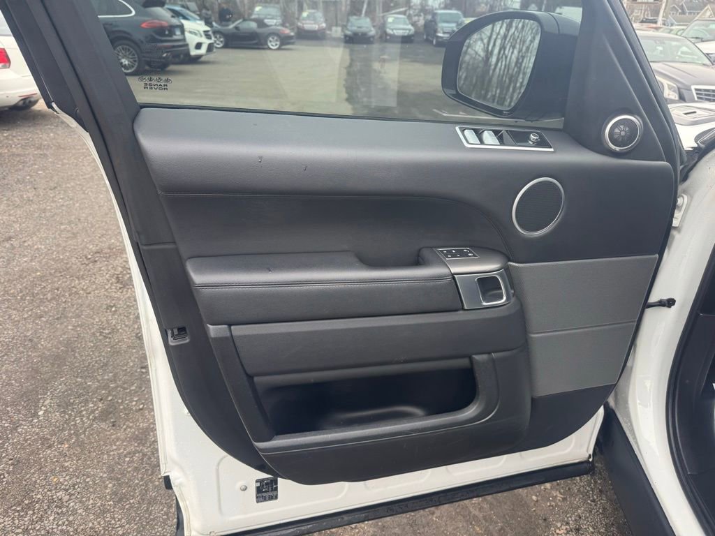 Used 2020 Land Rover Range Rover Sport SE image 30