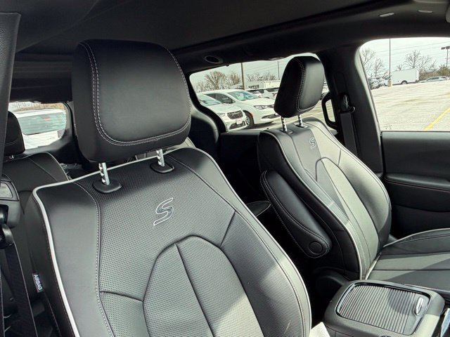 New 2026 Chrysler Pacifica Limited w/ S Appearance Package FWD image 31