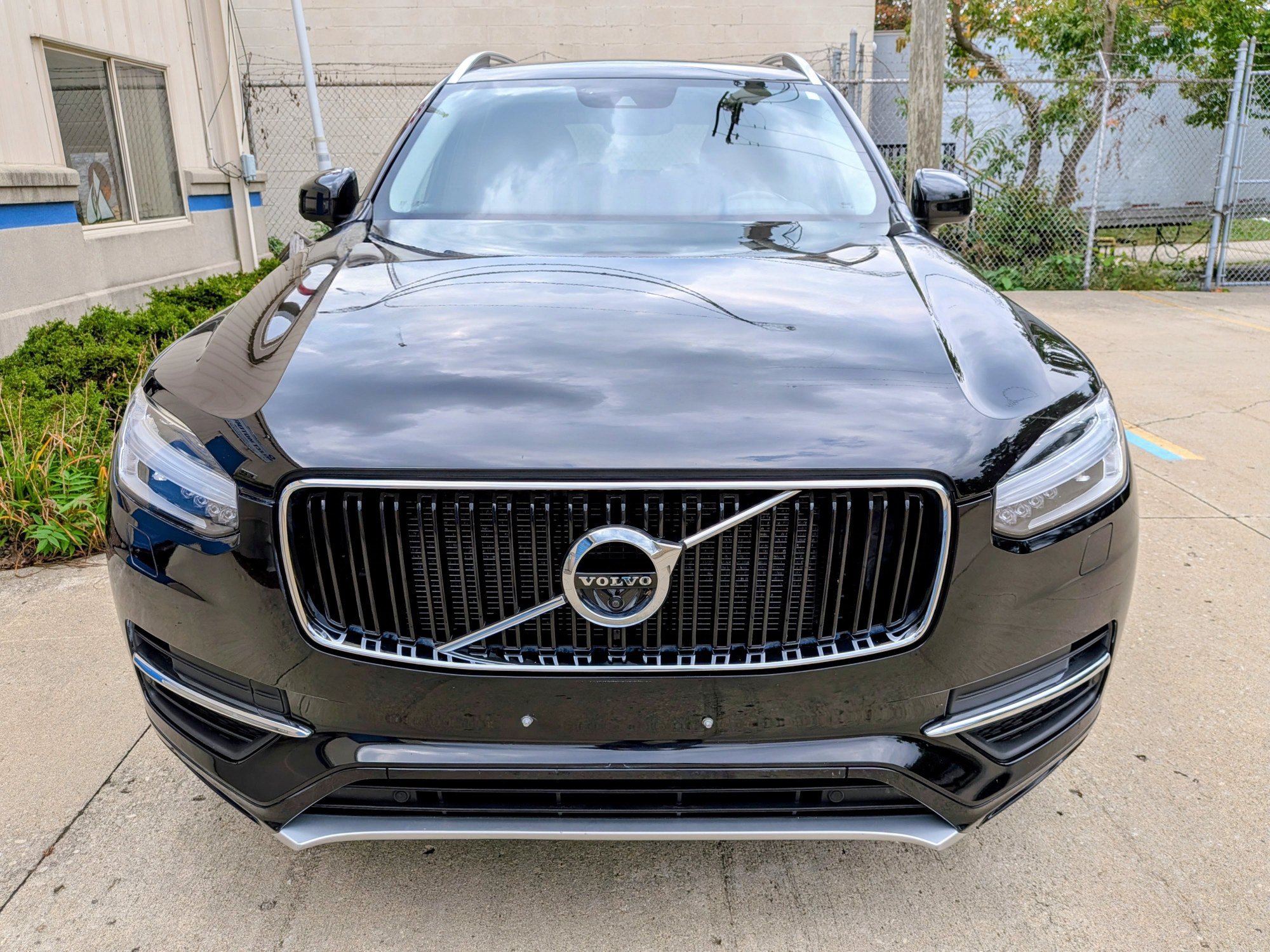 Used 2018 Volvo XC90 T6 Momentum w/ Convenience Package AWD/4WD image 2