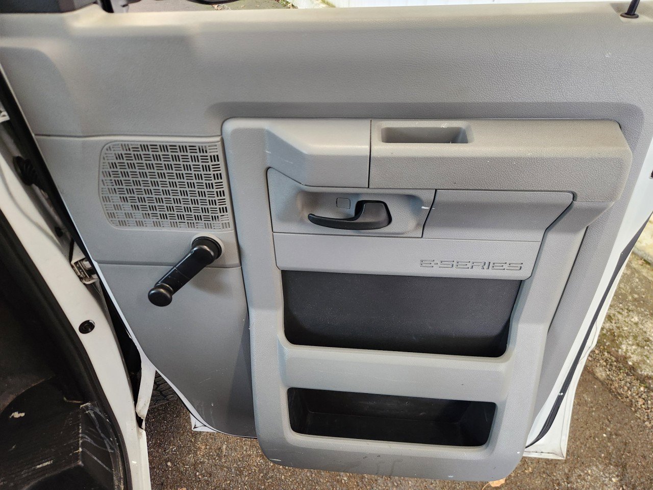 Used 2011 Ford E-350 and Econoline 350 Extended Super Duty image 13