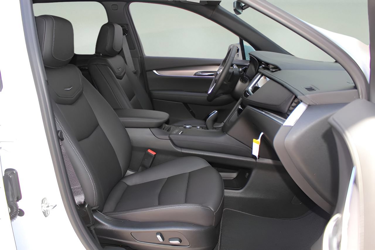 New 2025 Cadillac XT6 Luxury FWD image 17