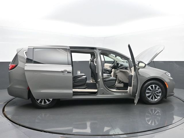 Used 2022 Chrysler Pacifica Touring-L image 49