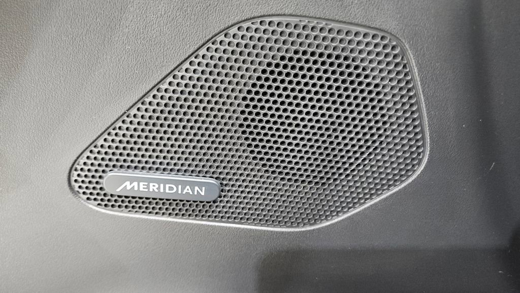 Used 2020 Jaguar F-PACE Premium image 21