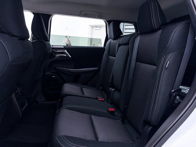 New 2025 Mitsubishi Outlander ES image 25