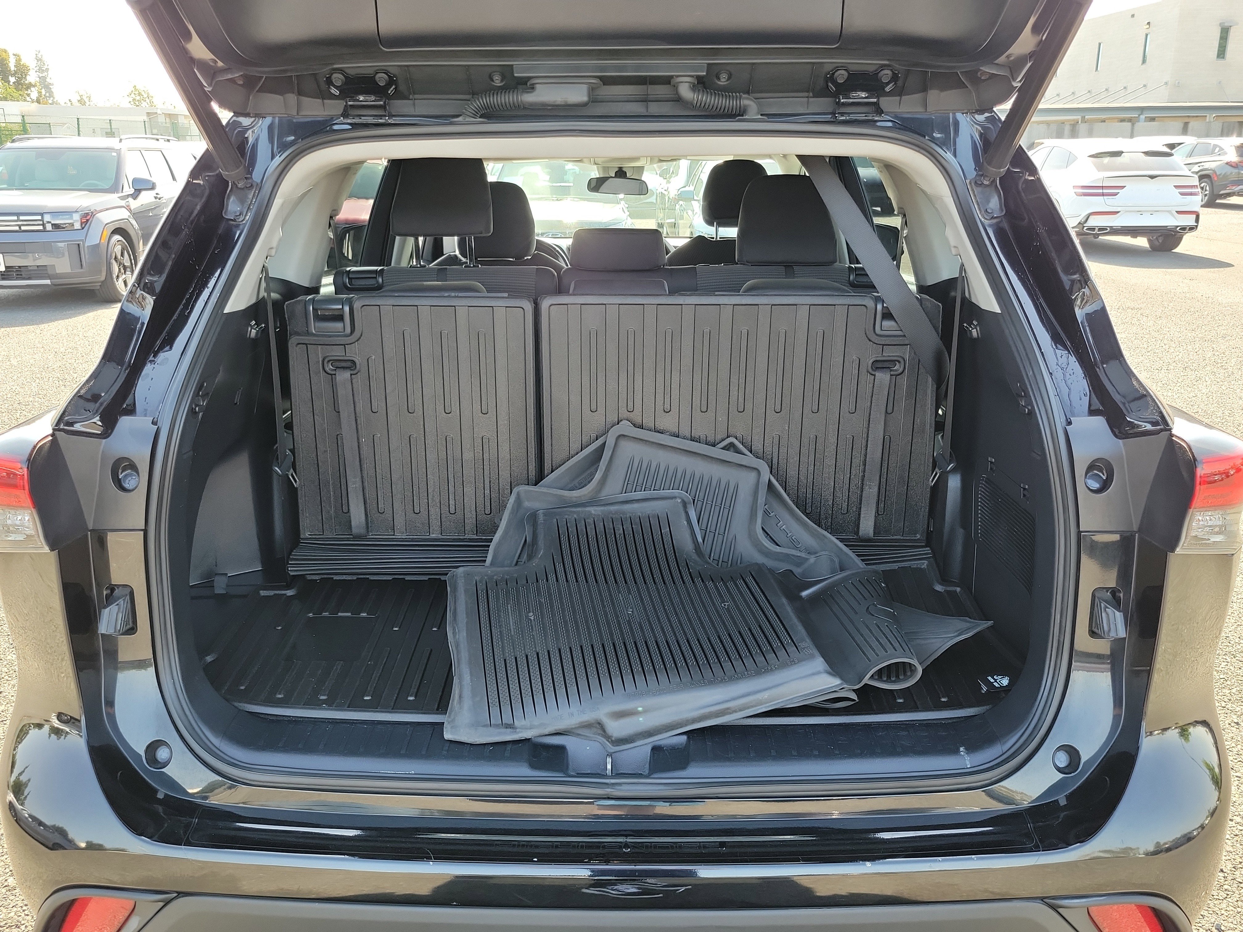 Used 2021 Toyota Highlander LE FWD image 16