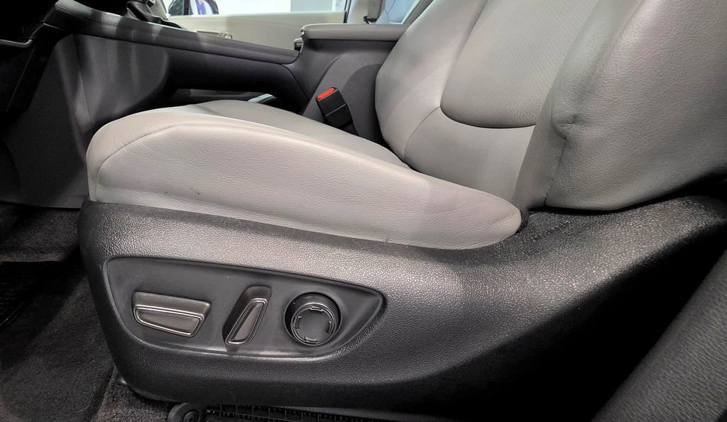 Used 2024 Toyota Sienna XLE image 19