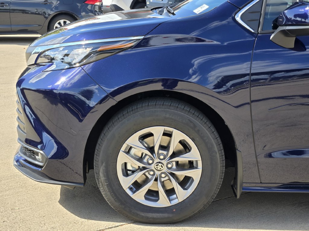 New 2026 Toyota Sienna XLE FWD image 7