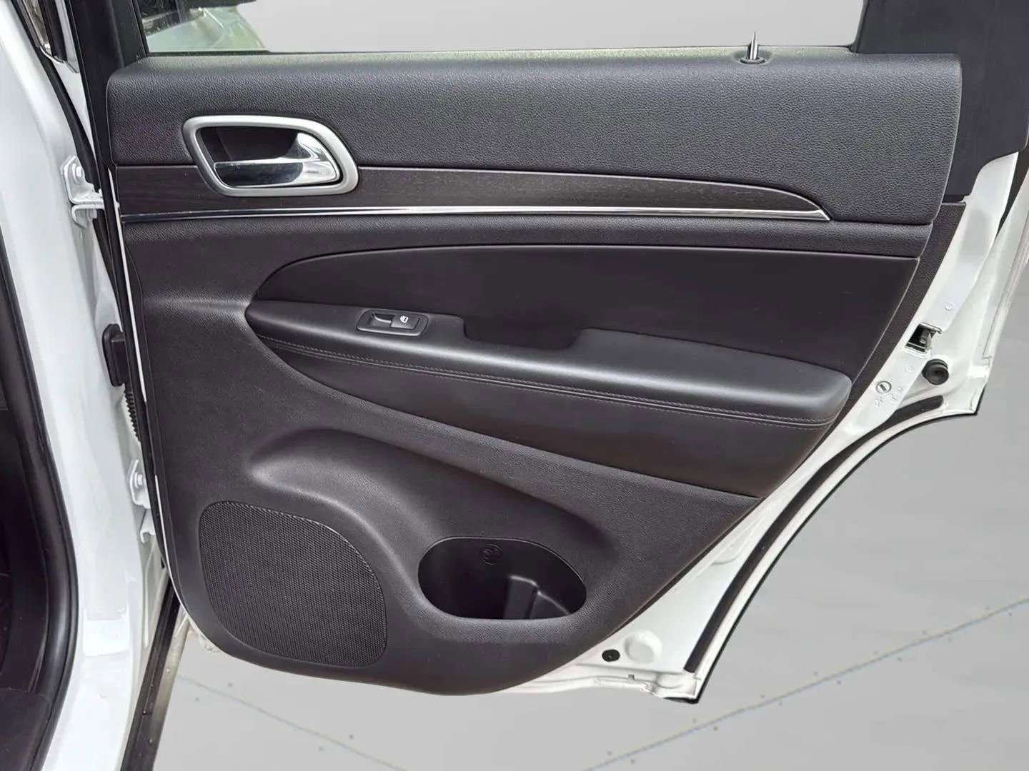 Used 2018 Jeep Grand Cherokee Limited image 13