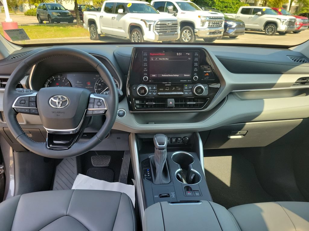 Certified 2021 Toyota Highlander XLE FWD image 18