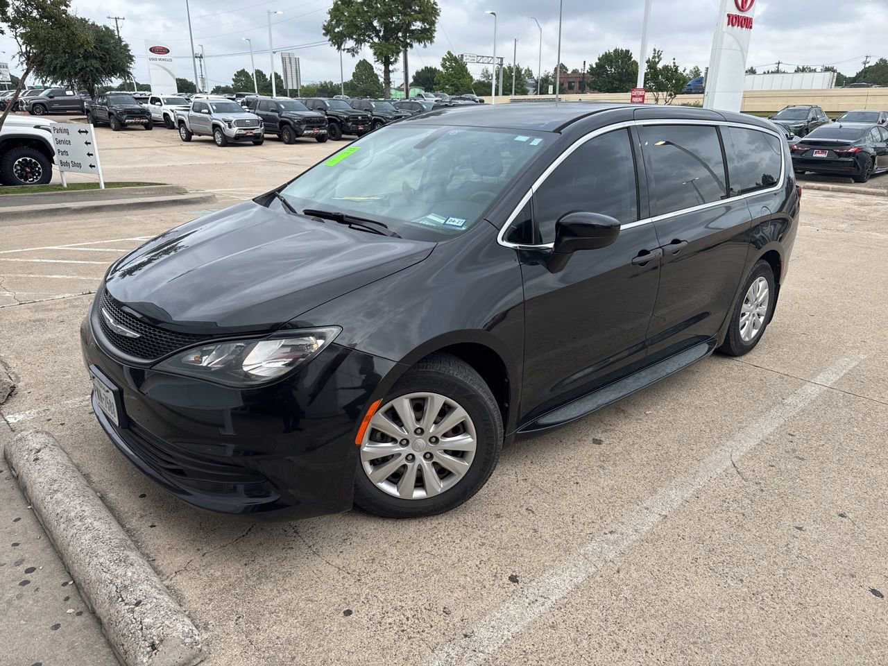 Used 2018 Chrysler Pacifica L FWD image 1