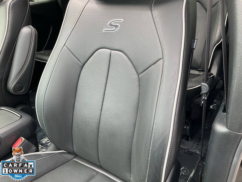 Used 2023 Chrysler Pacifica Limited w/ Uconnect Theater Family Group FWD image 18