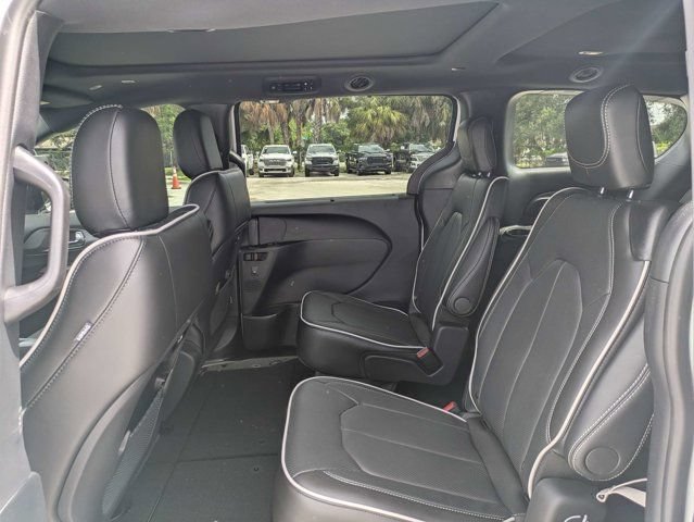 New 2027 Chrysler Pacifica Limited FWD image 14