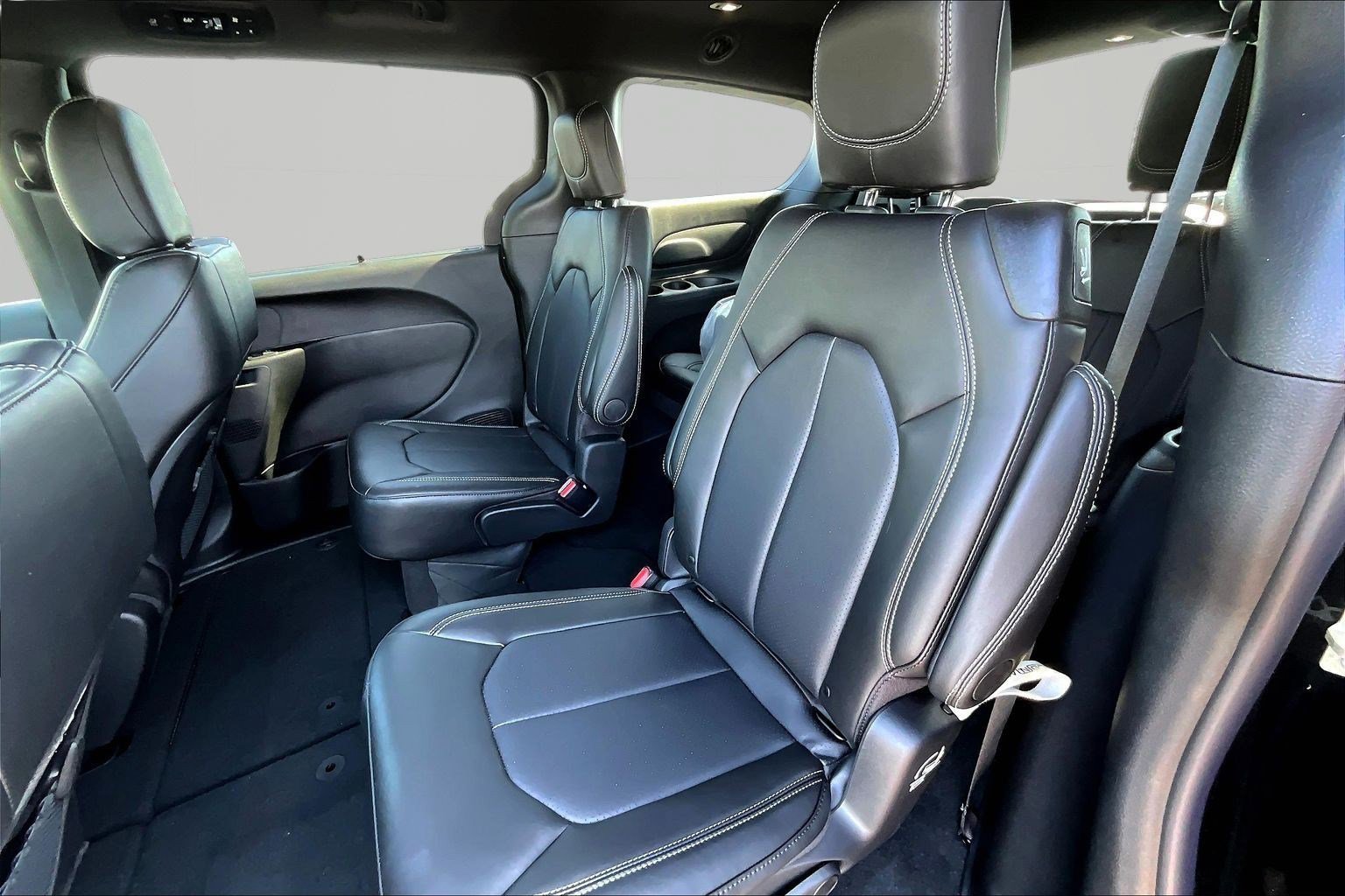 New 2027 Chrysler Pacifica Select AWD/4WD image 16