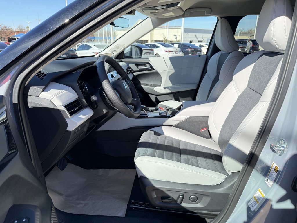 New 2026 Mitsubishi Outlander SE image 13