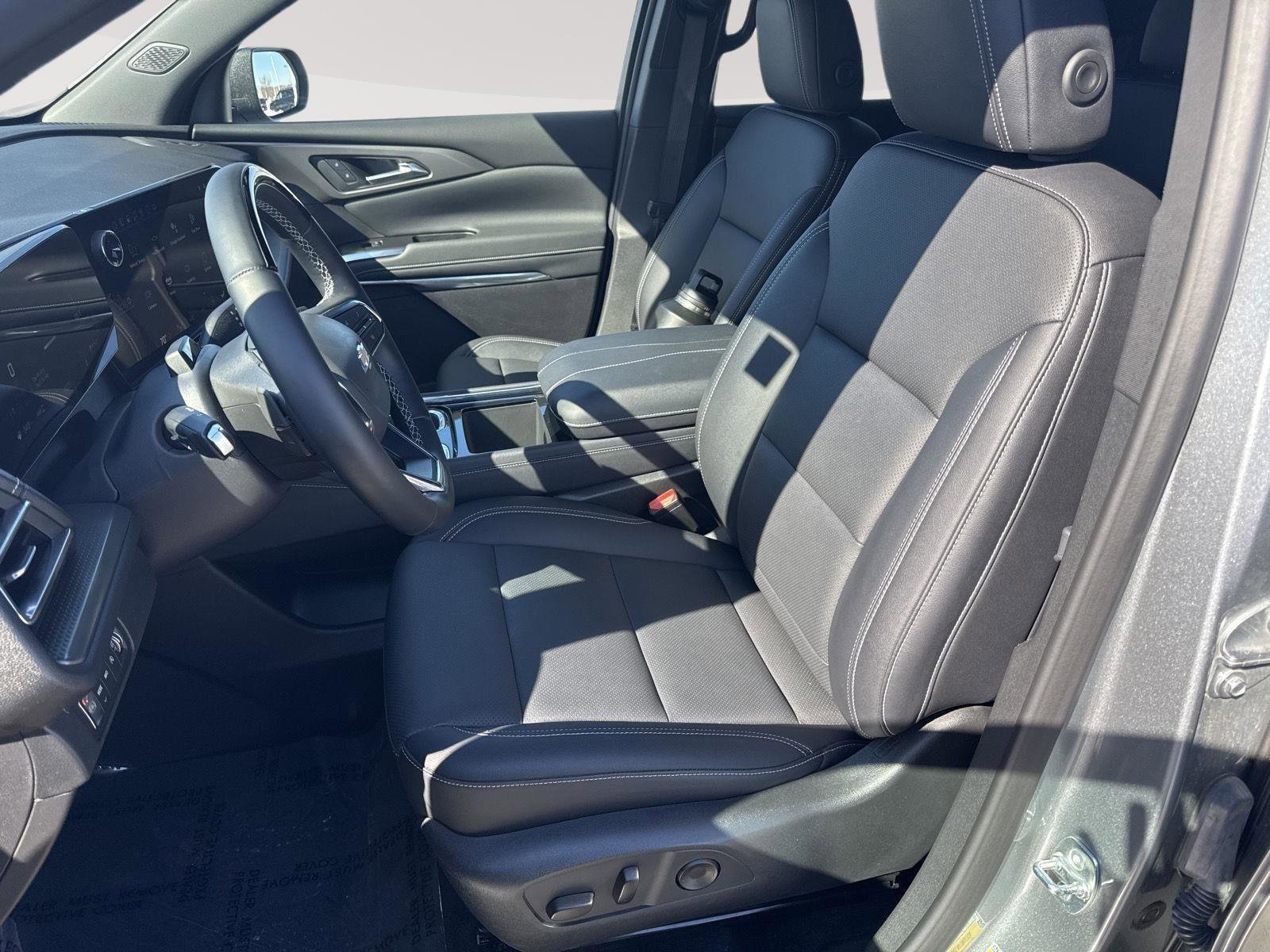 Used 2025 Chevrolet Traverse LT w/ Enhanced Driving Package image 17