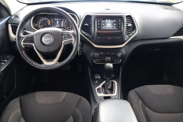 Used 2017 Jeep Cherokee Latitude AWD/4WD image 2