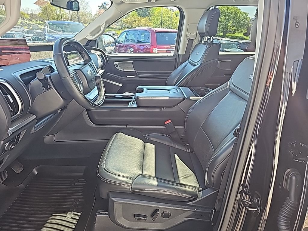 Used 2025 Ford Expedition Platinum w/ Driver's Package image 9