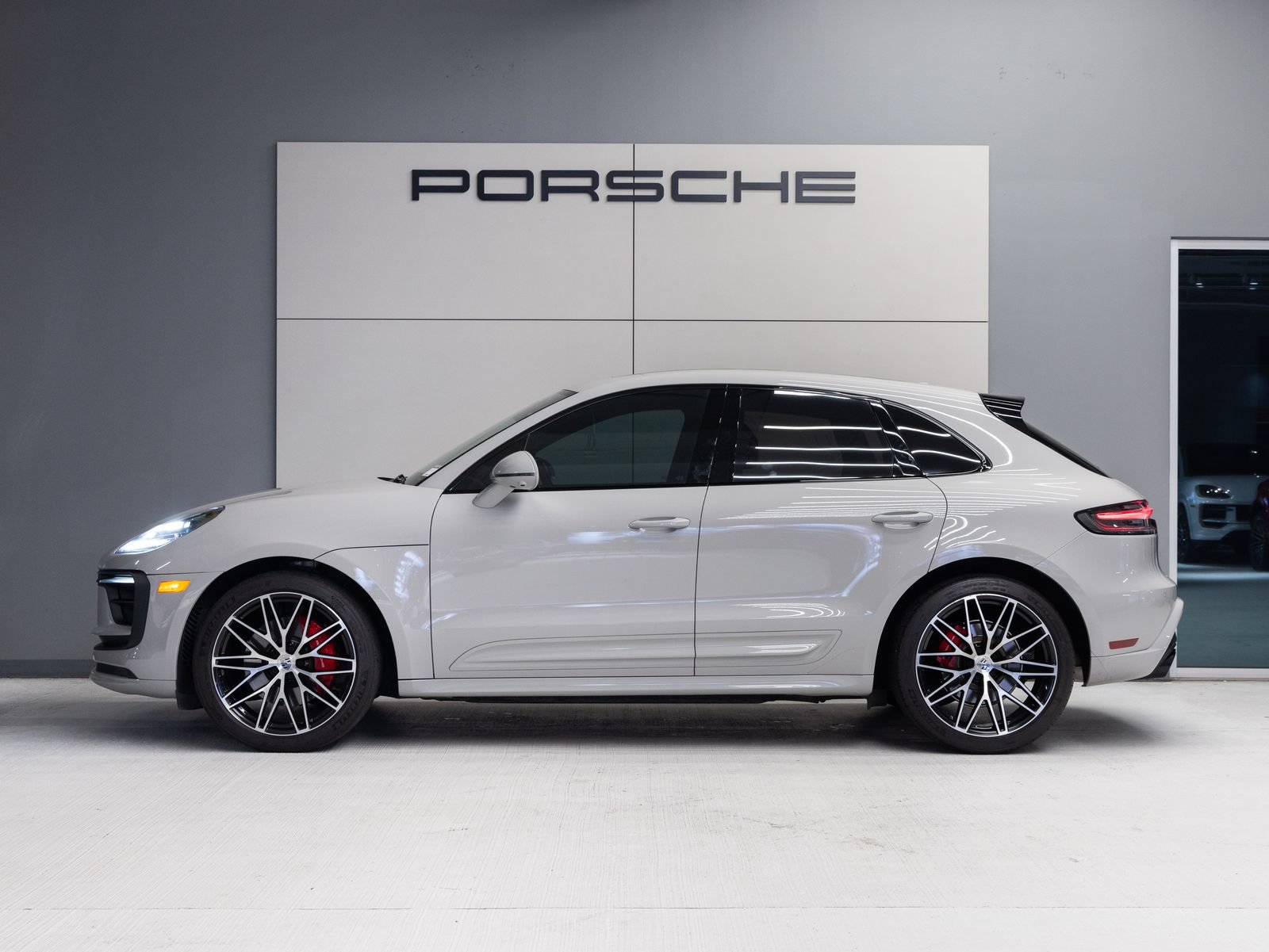 Certified 2023 Porsche Macan S AWD/4WD image 2