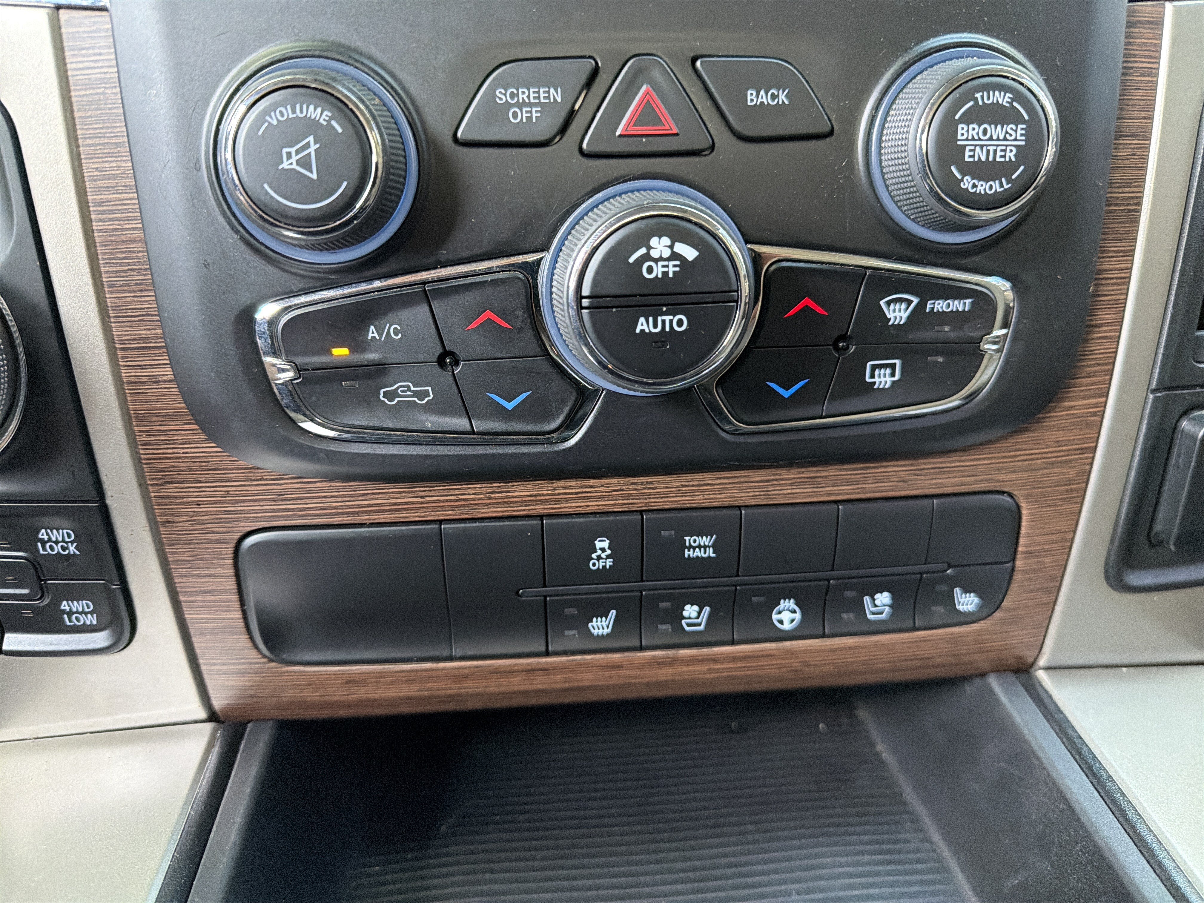 Used 2014 RAM 1500 Laramie w/ Convenience Group AWD/4WD image 25