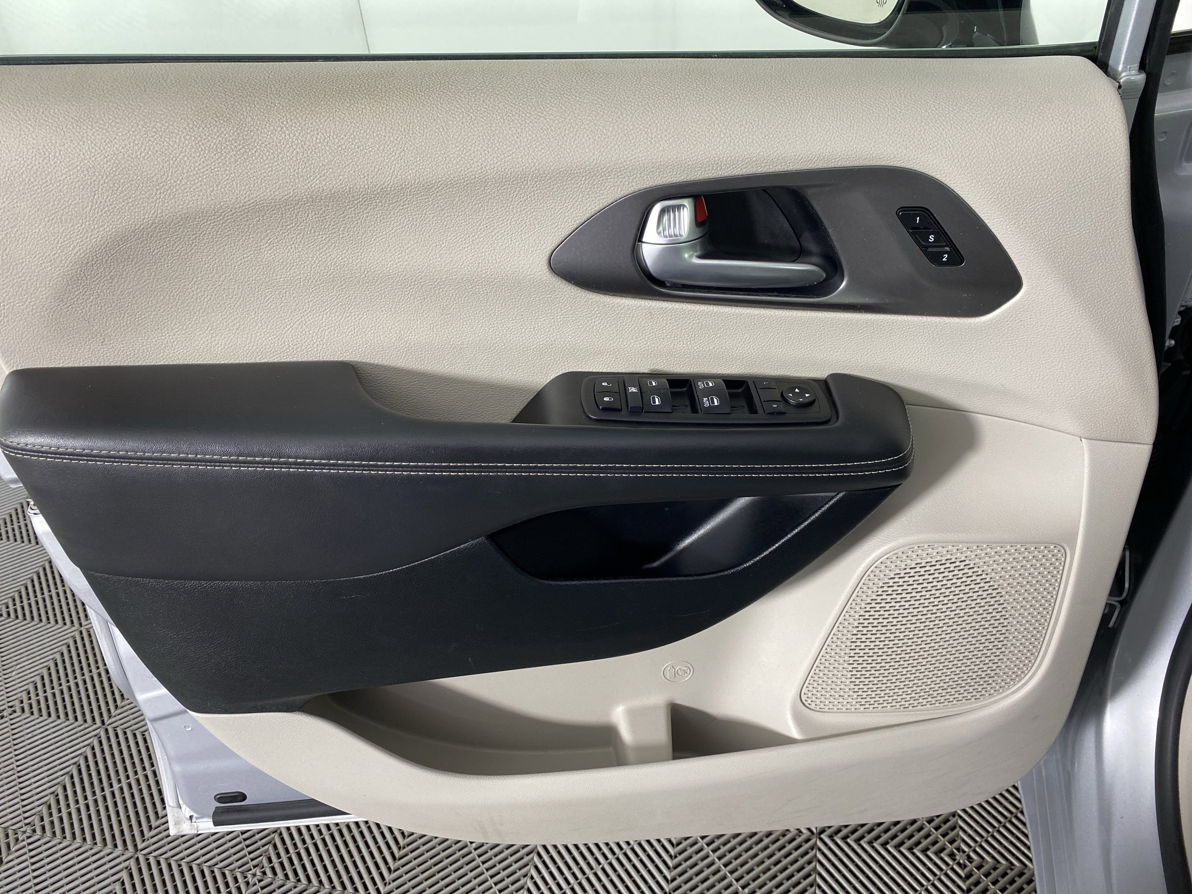 Used 2024 Chrysler Pacifica Touring-L image 13