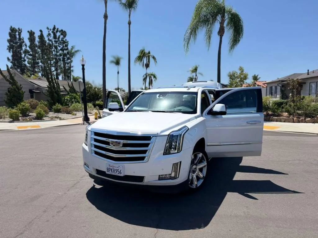 Used 2020 Cadillac Escalade Luxury RWD image 3