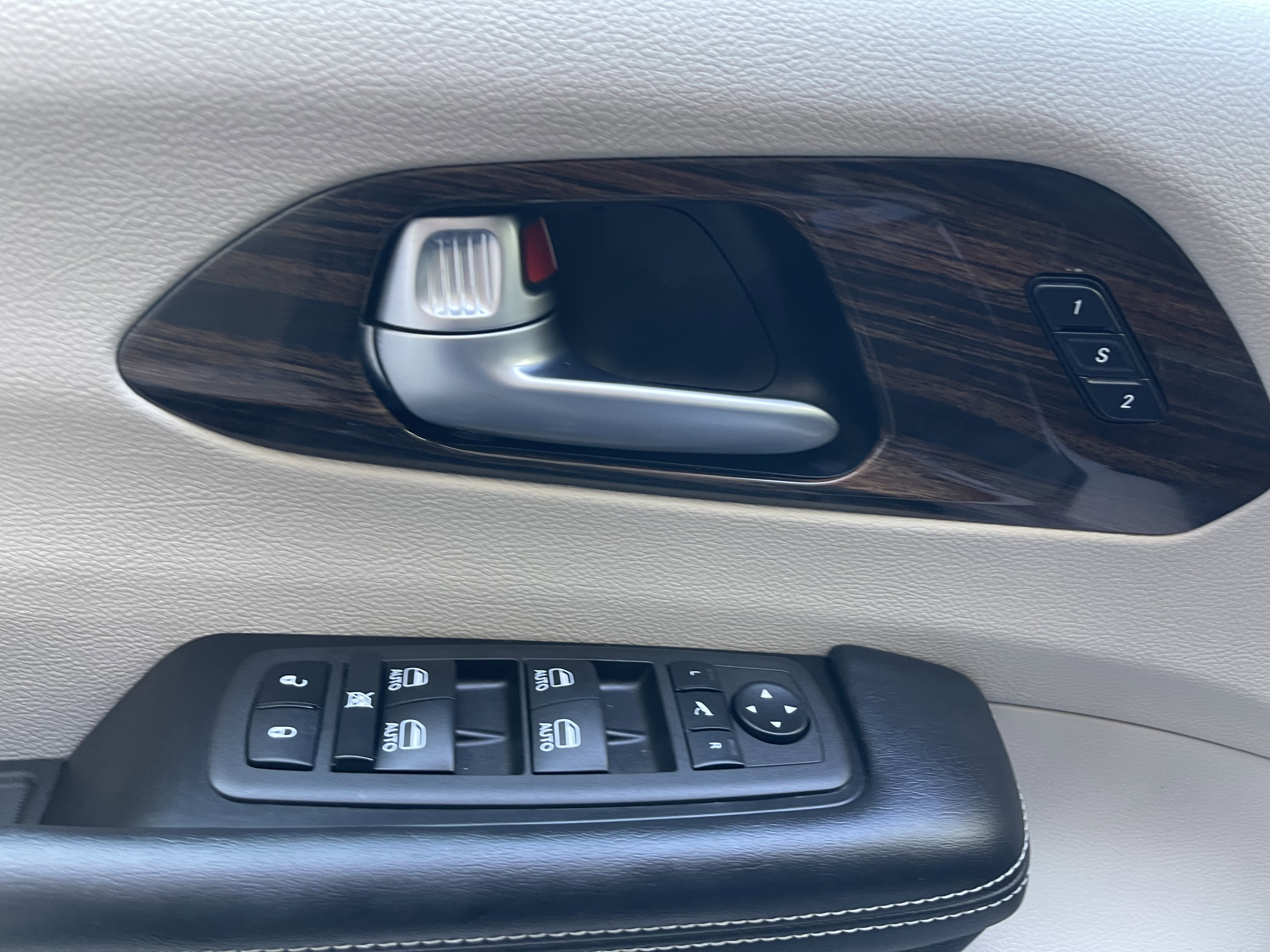 Used 2022 Chrysler Pacifica Limited FWD image 15