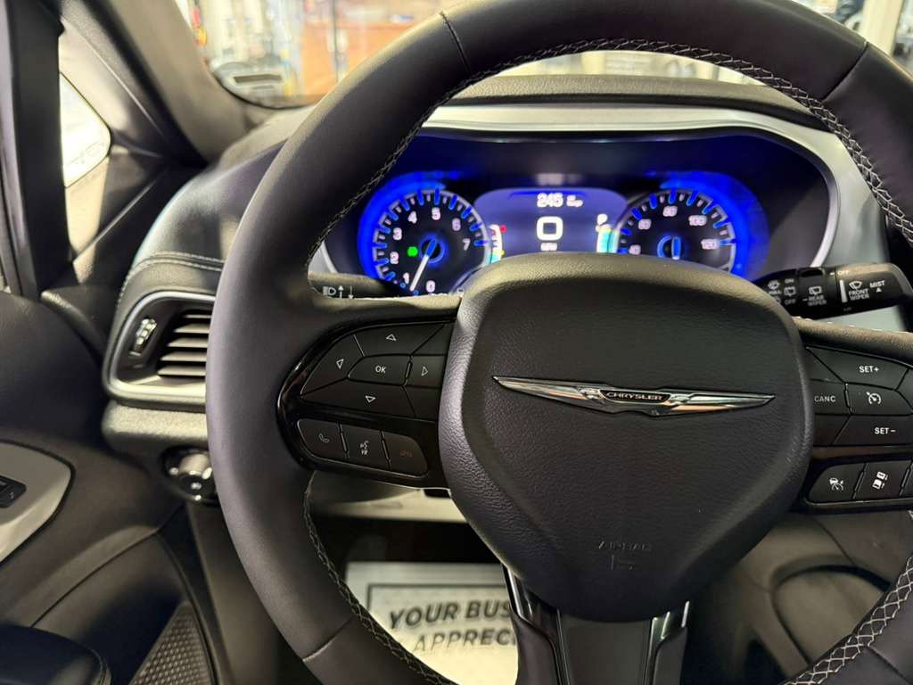 Used 2025 Chrysler Pacifica Limited FWD image 12