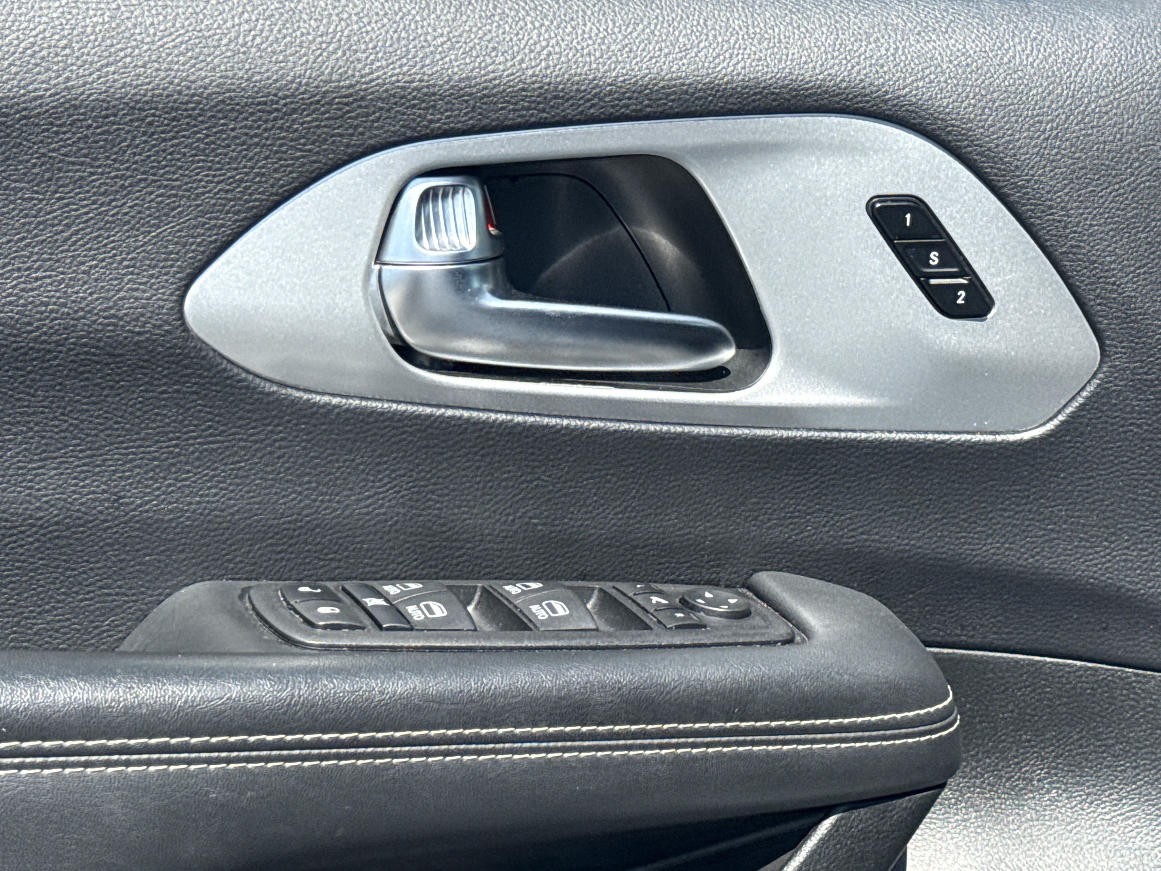 Used 2025 Chrysler Pacifica Limited FWD image 14