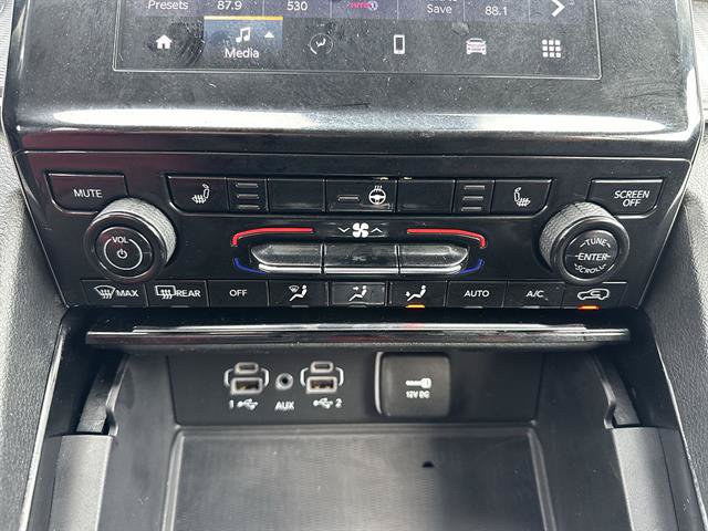 Used 2023 Jeep Grand Cherokee Laredo w/ Luxury Tech Group I AWD/4WD image 39