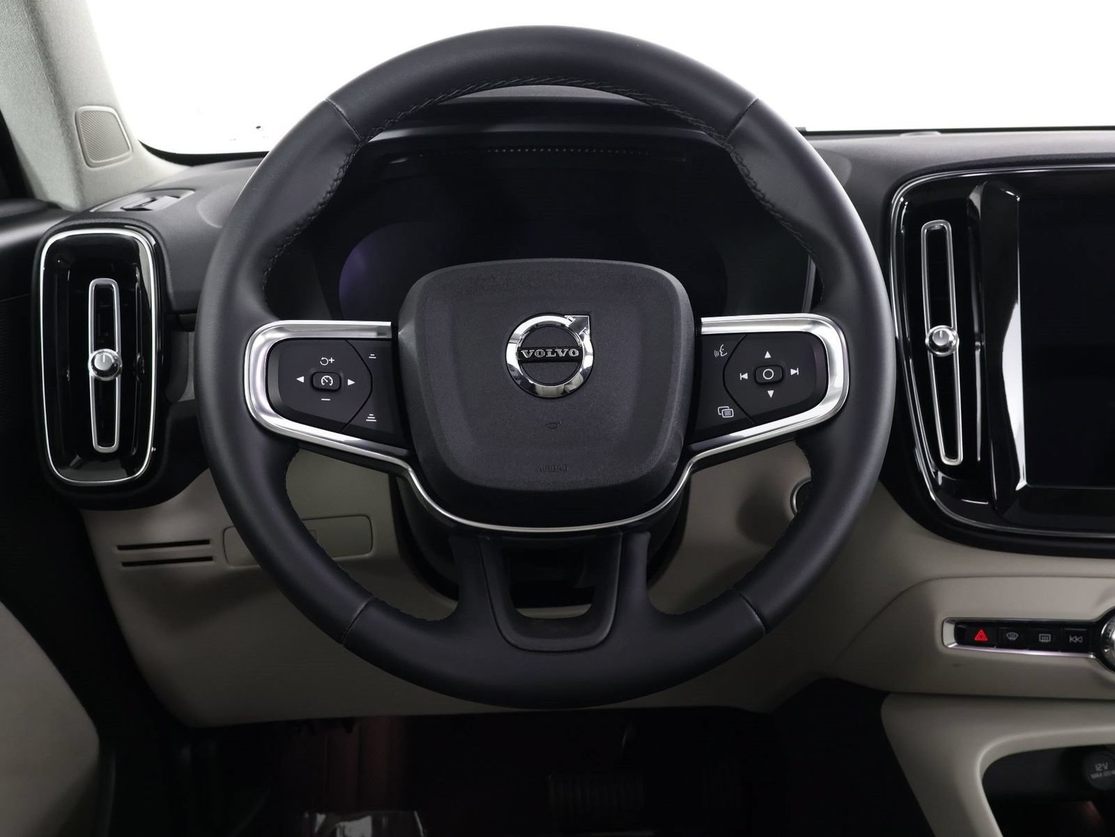 Used 2023 Volvo XC40 B5 Plus w/ Protection Package Premier AWD/4WD image 8