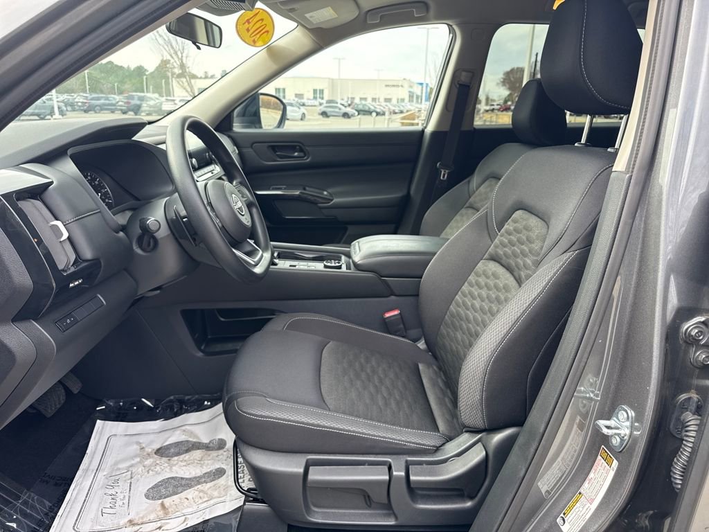 Used 2024 Nissan Pathfinder S image 20