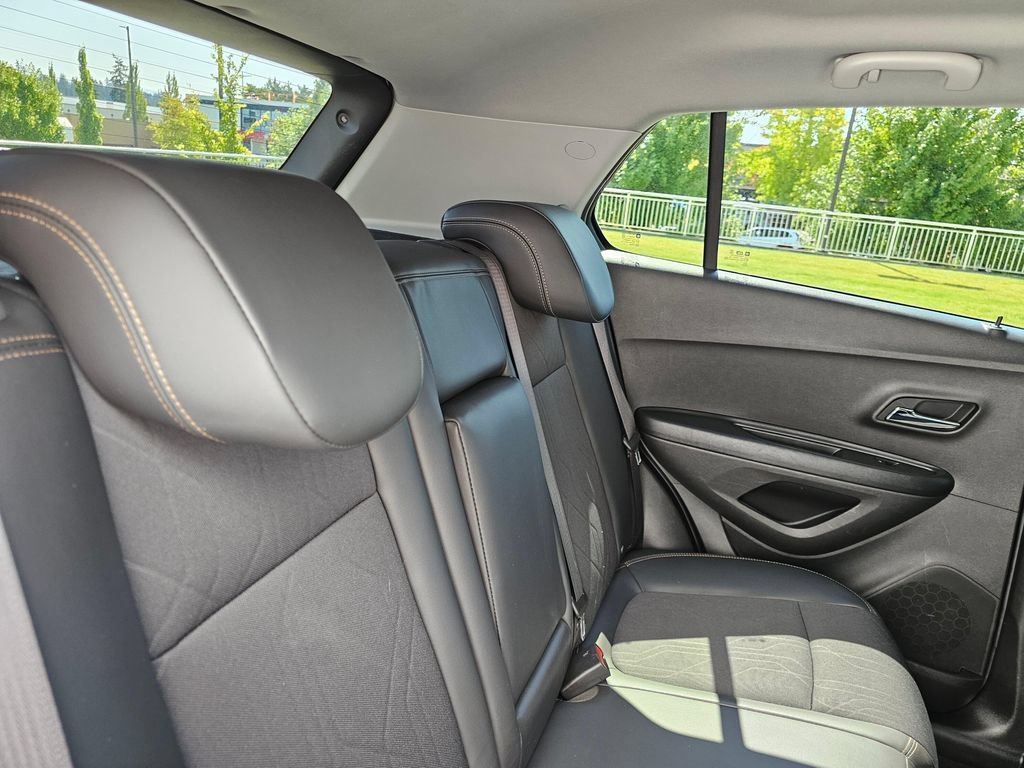 Used 2022 Chevrolet Trax LT w/ LT Convenience Package AWD/4WD image 12