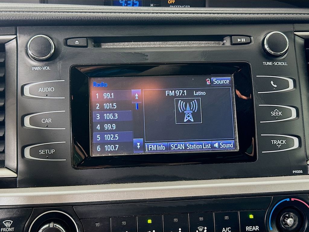 Used 2017 Toyota Highlander LE image 14