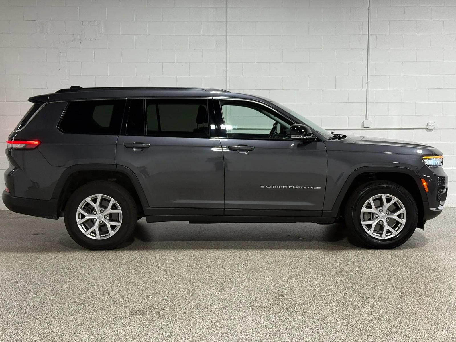 Used 2021 Jeep Grand Cherokee L Limited AWD/4WD image 5