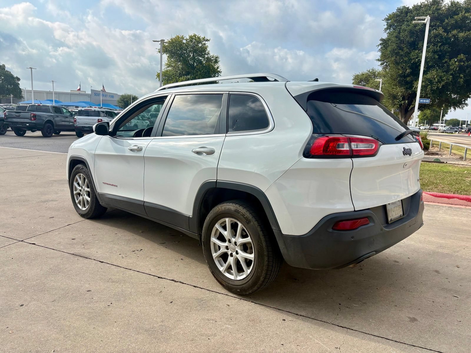 Used 2017 Jeep Cherokee Latitude w/ Safety/Convenience Group FWD image 7