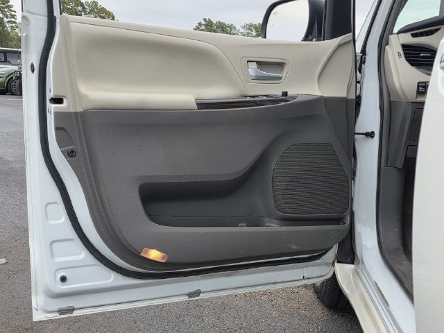 Used 2017 Toyota Sienna XLE Premium FWD image 16
