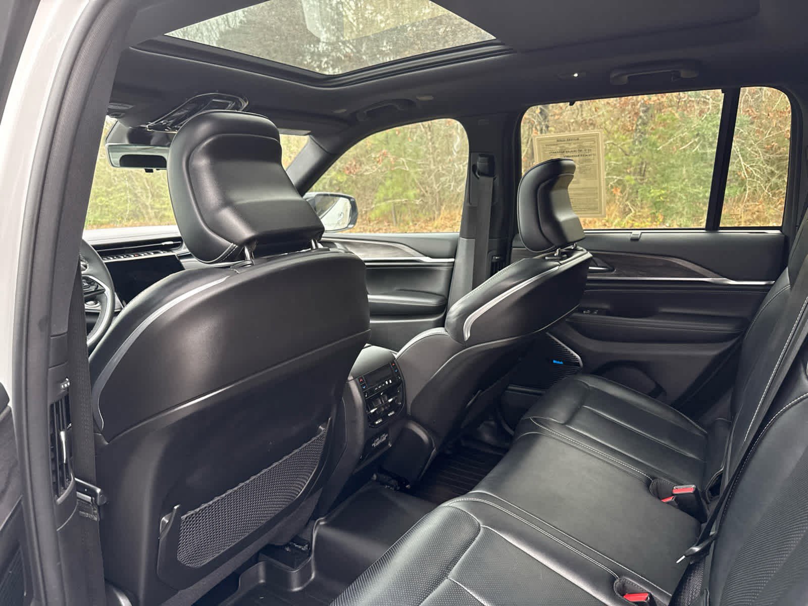 Used 2023 Jeep Grand Cherokee Overland w/ Luxury Tech Group IV image 6